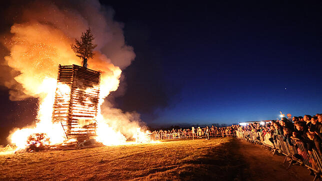 In der ganzen Region wurden am Wochenende Funkenfeuer entzündet. In Litzelstetten versammelten sich Hunderte Zuschauer auf den Purren.