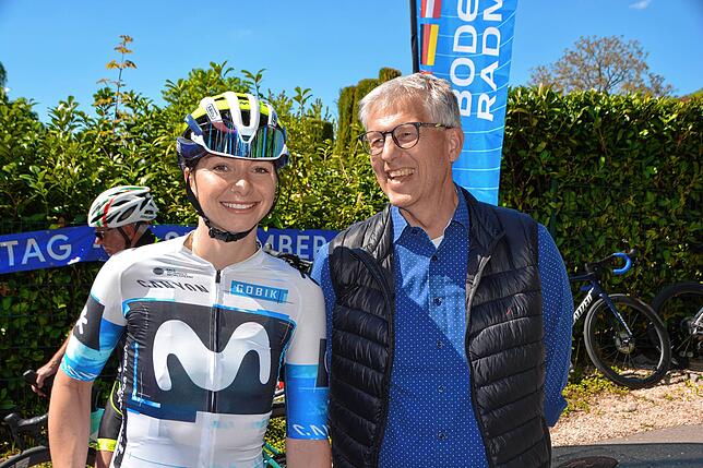 Bürgermeister Robert Scherer (rechts) dankte Liane Lippert, die sich zwischen den Frühlingsrennen Zeit für den Abstecher nach Meersburg ...