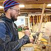 Andeas Egy aus Unadingen übt den seltenen Beruf des Holzbildhauers aus. Besonders gerne schnitzt er Narren-Masken.