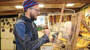 Andeas Egy aus Unadingen übt den seltenen Beruf des Holzbildhauers aus. Besonders gerne schnitzt er Narren-Masken.