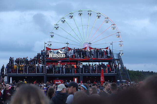 Bild 30: Das miese Wetter kann die Stimmung auf dem Southside nicht trüben: Hier sehen Sie die Bilder vom Festival-Samstag