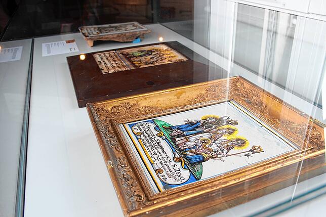 Die drei historischen Ofenkacheln zeigen jeweils die drei Radolfzeller Hausherren. Sie alle sind Leihgaben für die Ausstellung.