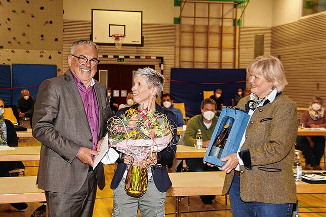 Die letzte Gemeinderatssitzung für Bürgermeister Hans-Peter Lehmann. Von links mit seiner Frau Sabine und Brigitte Ammelounx, die ...