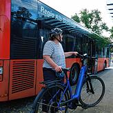 Fahrradfahrerin Karin Schneider am ZOB in Überlingen.