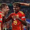 Dani Olmo (Mitte) feiert sein Tor mit Lamine Yamal (rechts). Beide trafen sehenswert beim 2:1-Sieg im EM-Halbfinale. Bild: afp