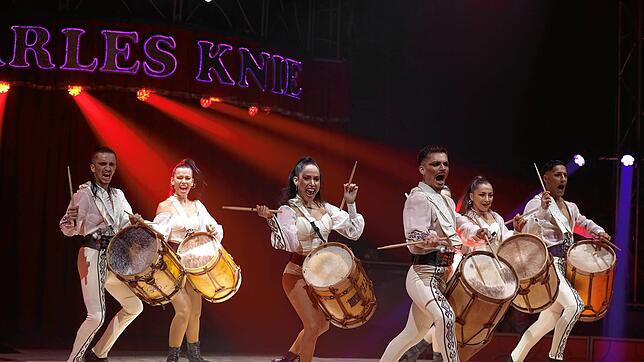 Sorgt in der Manege des großen Tourneezirkus Knie für Stimmung: Die Argendance Company. Bild: CAILLAUD JP