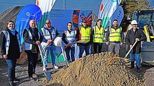 Symbolischer Spatenstich für den Glasfaserausbau mit den Beteiligten (von links): Ingrid Kaplitz (Firma Stiegeler), Bürgermeister Thomas ...