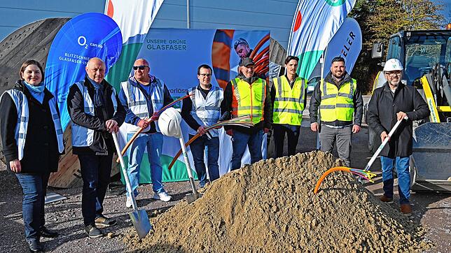 Symbolischer Spatenstich für den Glasfaserausbau mit den Beteiligten (von links): Ingrid Kaplitz (Firma Stiegeler), Bürgermeister Thomas ...