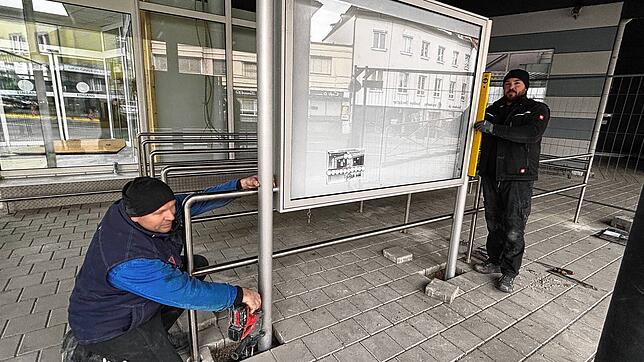 Dass sich hier etwas tut, sieht man auch schon von außen: Michael Henning und Christian Schuster montieren den Werbeschaukasten.