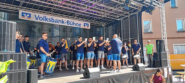Bild 4: Am Sonntag strömen die Besucher nur so nach Meßkirch