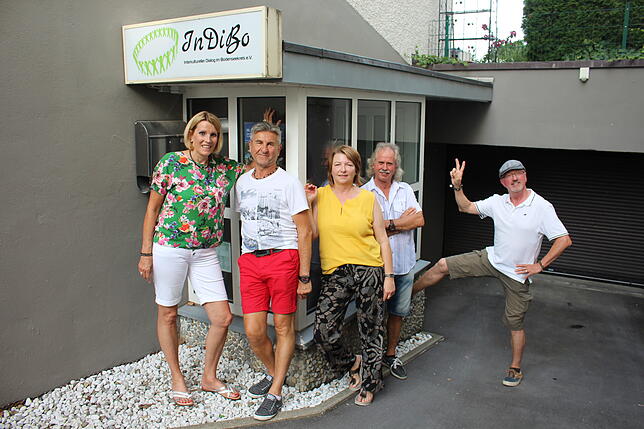 Die Clique heute: Monika Crazzolara, Andy Blum, Silvia Dietrich, Franz Rist und Peter Denis vor ihrer alten Stammdisko, dem ...