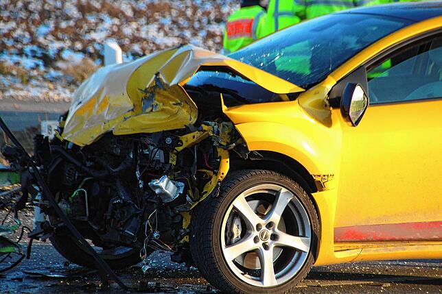 Der 29-jährige Fahrer des Renaults wurde nur leicht verletzt, teilte die Polizei am Dienstagabend mit.
