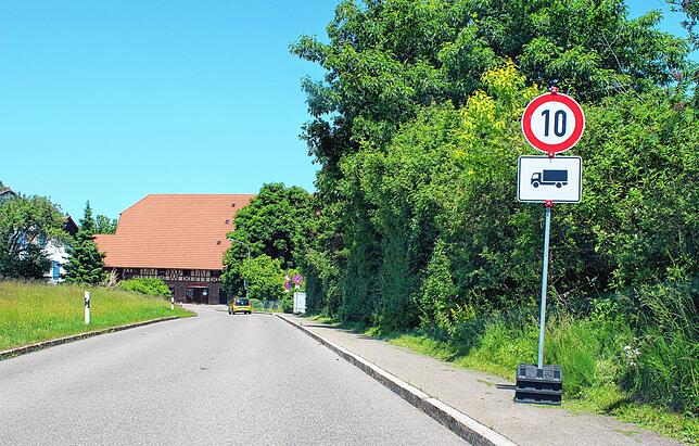 Tempo 10 gilt für Lastwagen in der Kurve am ehemaligen Gasthaus Krone in Buchenberg.