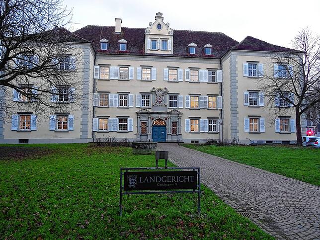 Ein 61-jähriger und eine 42-Jährige müssen sich wegen schweren Betrugs am Landgericht in Konstanz verantworten. (Symbolbild)
