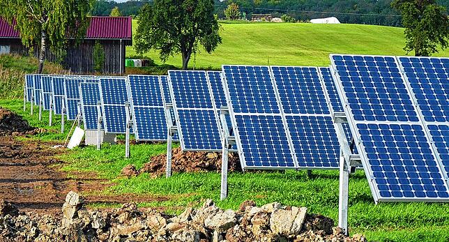 Auf sogenannten benachteiligten Flächen, die nicht landwirtschaftlich wertvoll sind, können Solarparks errichtet werden. Das Land will ...