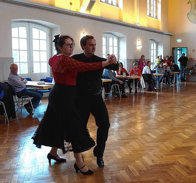 Elegante Schritte: Das Turnierpaar Silke und Jan Hess des Tanzsportclubs Blau-Weiss tanzt am Kornhaustag für die Besucher.