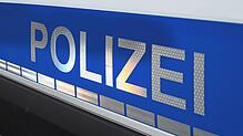 Der Polizei-Schriftzug auf einem Einsatzwagen. (Symbolbild)