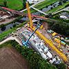 Von oben erinnert die Baustelle der neuen Brücke über die Wutach in Oberlauchringen an den Bau eines neuen Schiffs in einer Werft.