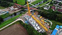Von oben erinnert die Baustelle der neuen Brücke über die Wutach in Oberlauchringen an den Bau eines neuen Schiffs in einer Werft.