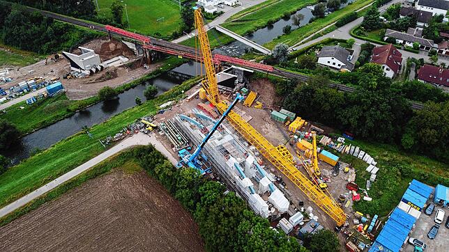 Von oben erinnert die Baustelle der neuen Brücke über die Wutach in Oberlauchringen an den Bau eines neuen Schiffs in einer Werft.