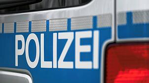 Die Polizei ermittelt gegen einen 27-Jährigen, der auf einen fahrenden Zug aufgesprungen ist.