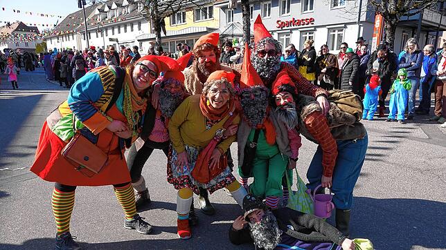 Bärtig: Ein Zwergenrudel auf dem Marktplatz.