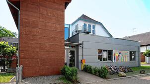Blick auf den Kindergarten in Moos. Die Betreuungsgebühren werden ab dem kommenden Schuljahr angehoben.
