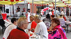Singen – Zum zweiten Mal lud der AWO Kreisverband Konstanz zu einem Frühstück auf dem Heinrich-Weber-Platz. Eingebunden in ein buntes ...