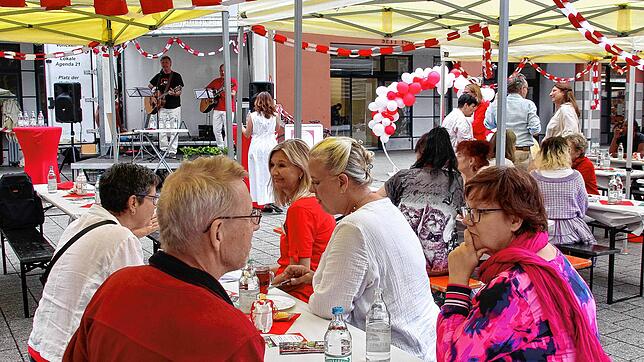 Singen – Zum zweiten Mal lud der AWO Kreisverband Konstanz zu einem Frühstück auf dem Heinrich-Weber-Platz. Eingebunden in ein buntes ...