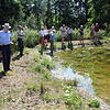 Einweihung des Weihers: Vertreter von Heinz-Sielmann-Stiftung, Umweltzentrum und Stadt treffen sich am neu angelegten Teich im ...