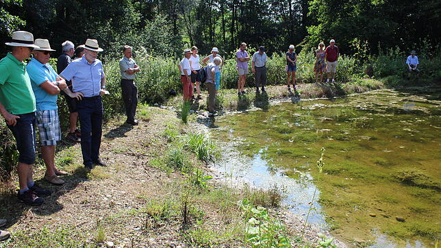Einweihung des Weihers: Vertreter von Heinz-Sielmann-Stiftung, Umweltzentrum und Stadt treffen sich am neu angelegten Teich im ...