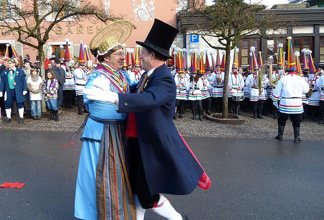 Die Überlinger Narreneltern Wolfgang Lechler (links) und Thomas Pross tanzen Walzer beim Narrentag 2013 in Elzach.
