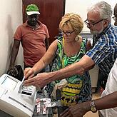 Im staatlichen Krankenhaus „Edward Francis Small Teaching Hospital“ in Banjul lesen Gudrun und Roland Schindler die Werte ...