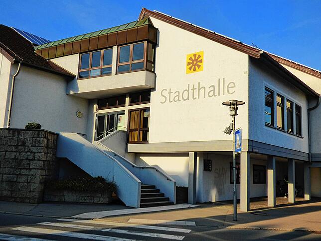 In der Warteschleife wird hingegen die Stadthalle bleiben: Geld für eine Renovierung oder gar einen Neubau ist in den nächsten Jahren ...