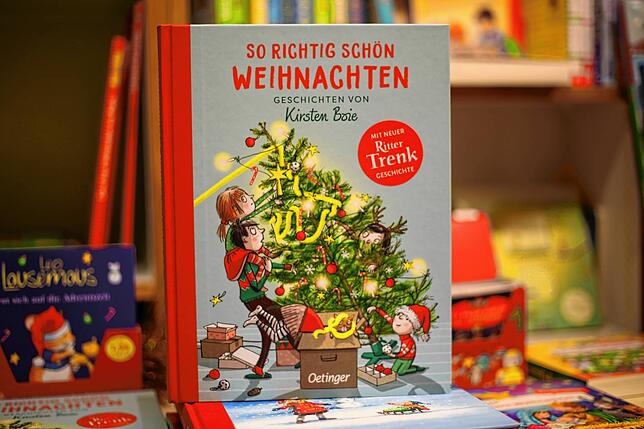 &bdquo;So richtig schön Weihnachten&ldquo; von Kirsten Boie, erschienen bei Oetinger für 20 Euro. Verschiedene Geschichten mit den ...