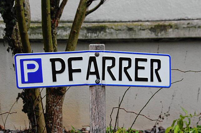 Einen reservierten Parkplatz an der St. Mauritiuskirche hat Jan Lipinski schon mal sicher.