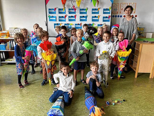 Klasse 1a: Klassenlehrerin Ulrike Exner und ihre 17 Erstklässler freuen sich auf das Schuljahr.