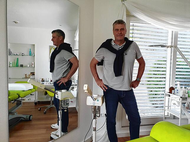 Röther im Massageraum seine Kurklinik. Das Fenster könne er wegen des Verkehrslärms nicht mehr öffnen, sagte er.