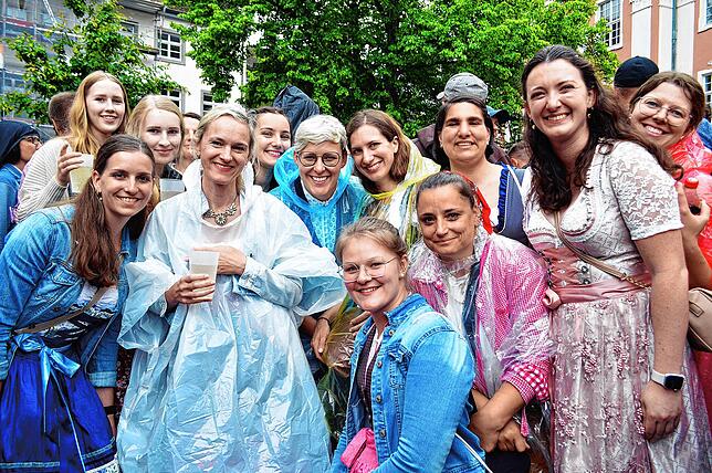 Bild 15: Die Fäaschtbänkler machen den Schlossplatz zum Partyplaneten – Teil 1