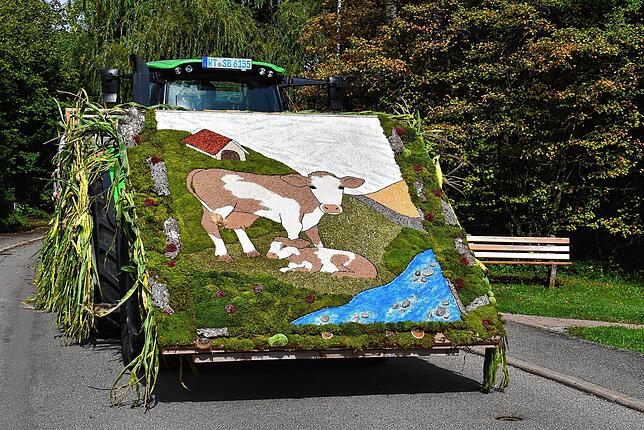 Kreative Umzugswagen beim Erntedankumzug in Berau begeisterten erneut die zahlreichen Zuschauer.