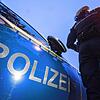 Eine Polizistin steht neben einem Polizeifahrzeug. (Symbolfoto)