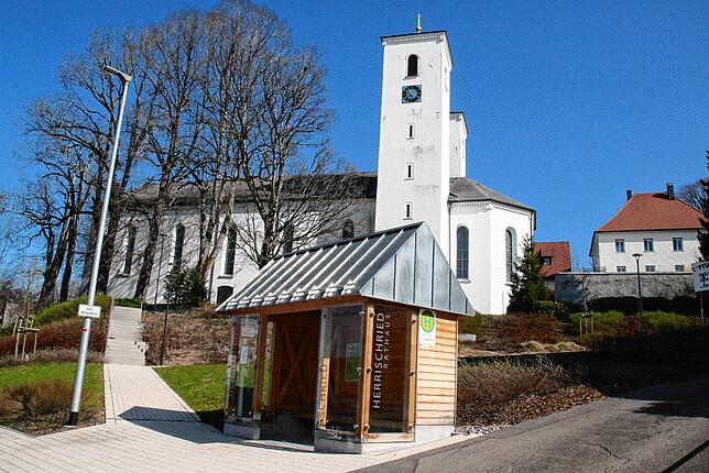Das Wahrzeichen des Ortes Herrischried: die katholische Kirche St. Zeno mit ihren zwei Türmen. Im rechten Gebäude hat die Soziale ...