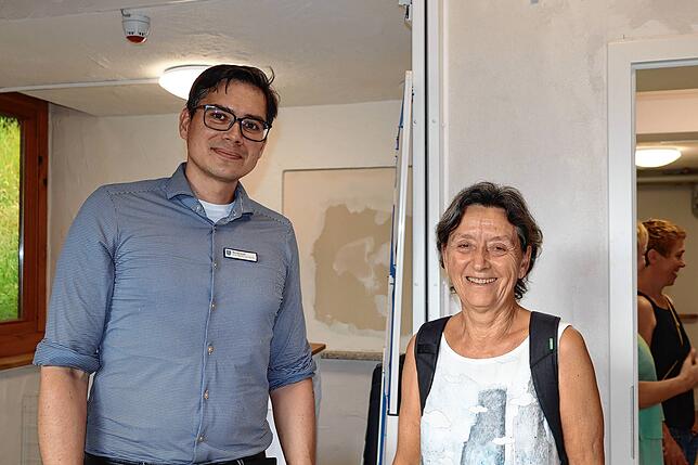 Michael Stratil, der das Sachgebiet Unterbringung leitet, unterhält sich mit Monika Halfmann vom Salemer Helferkreis für Geflüchtete. ...