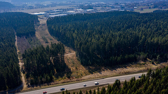 Blick auf die die Waldschneise zwischen dem Industriegebiet-Ost (im Hintergrund) in Schwenningen zur Bundesstraße B 523 (vorne). Hier ...