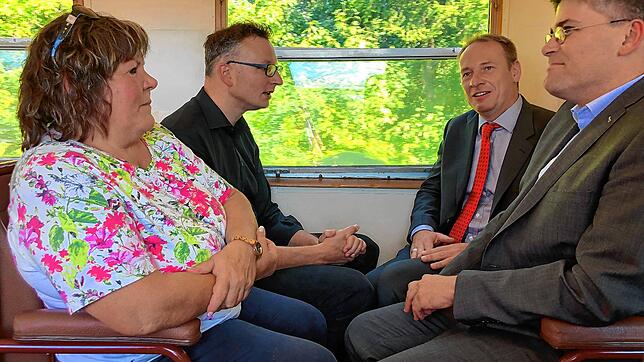 Christian Brinkmann (Zweiter von rechts), Geschäftsführer der Bahnbetriebe Blumberg, berichtet den Politikern über die Pläne der ...