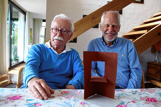Friedrich Engelke (links) und Heinz Lörcher (rechts). Auf dem Tisch steht der Entwurf für die im Schwenninger Waldfriedhof geplante ...