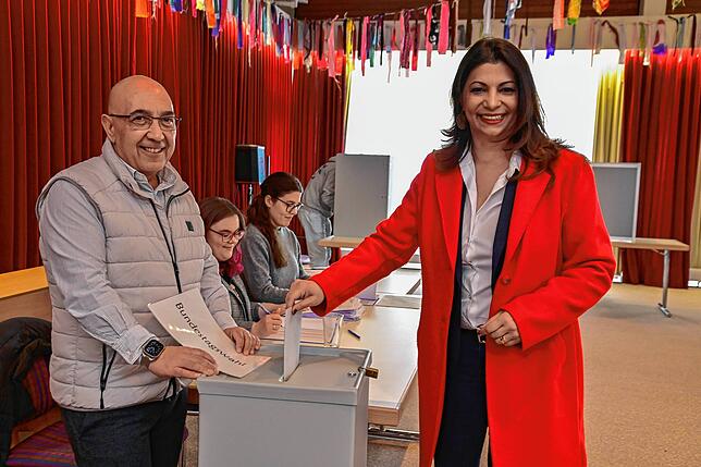Die SPD-Bundestagsabgeordnete Derya Türk-Nachbaur gibt ihre Stimme am Morgen im Kurstift in Bad Dürrheim ab. Links Wahlhelfer Can Zileli.