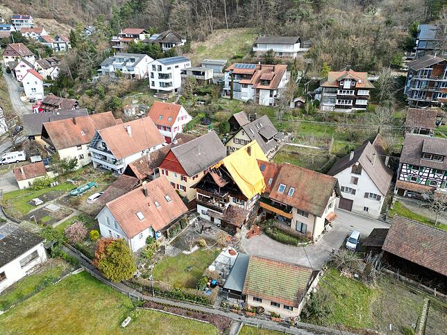 Das Brandobjekt steht sehr nahe bei anderen historischen Gebäuden. Die Sipplinger sind froh, dass die Feuerwehr Schlimmeres verhinderte.