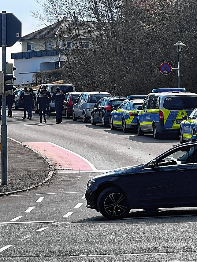 An der Eichendorffstraße baut sich während der Bedrohungslage eine starke Polizeipräsenz auf.