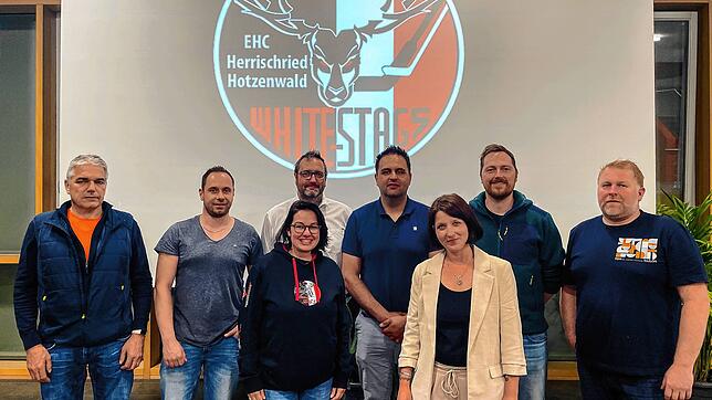 Die Mitglieder des alten und des neuen EHC-Vorstands (von links): Reiner Kohlbrenner, Marcus Pankratz, Alexander Wagner, Klaus Bächle, ...